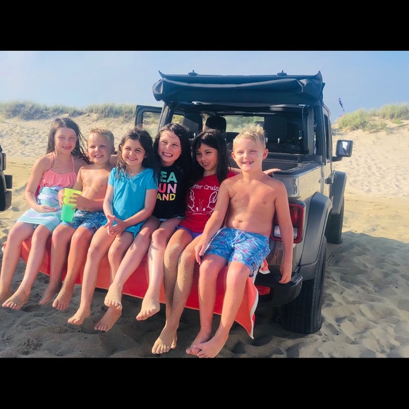 Meet your Posher, HI! I’m Meg - Picture 6 of 12